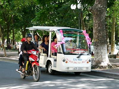 Xe điện thăm quan phố cổ chính thức hoạt động tại Hà Nội